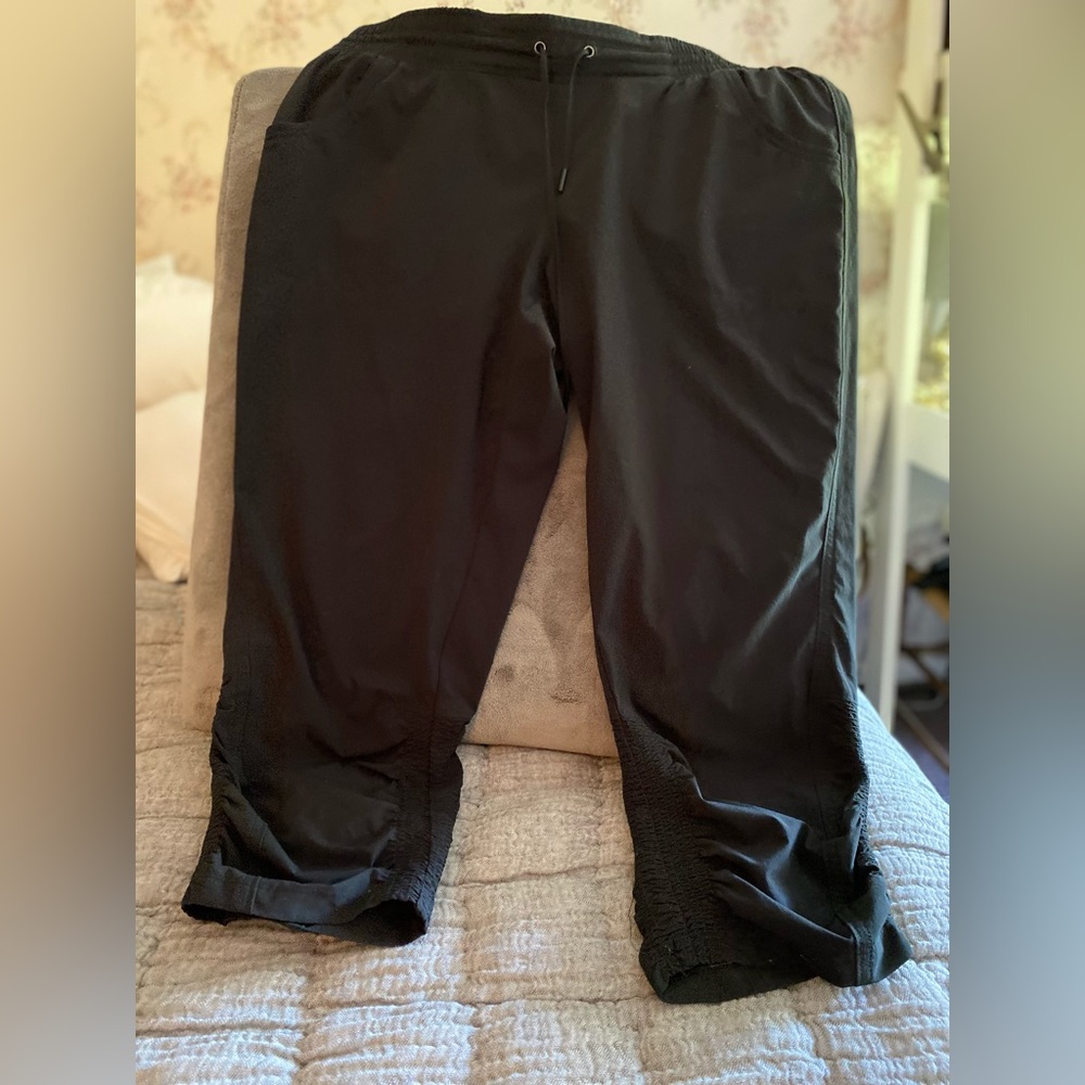 Athleta City Style capri pants w/pockets.